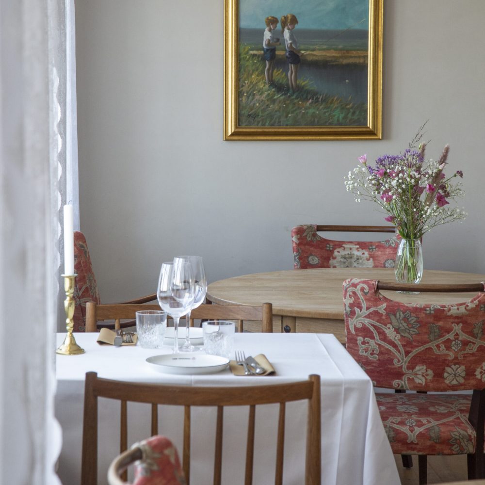 Fanø Krogaard Nordby,Fanø: Reportage fra Fanø Krogaard vedrørende farvevalg. Malermester Thomas Kjøgx og malersvend Janni Agertoft. .Foto: Heidi Lundsgaard
Billedet er taget den 11/02/2021.